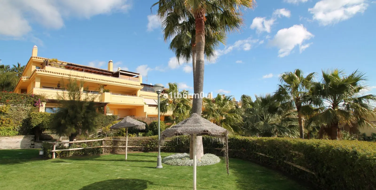 Venta de apartamento en planta media en The Golden Mile 22