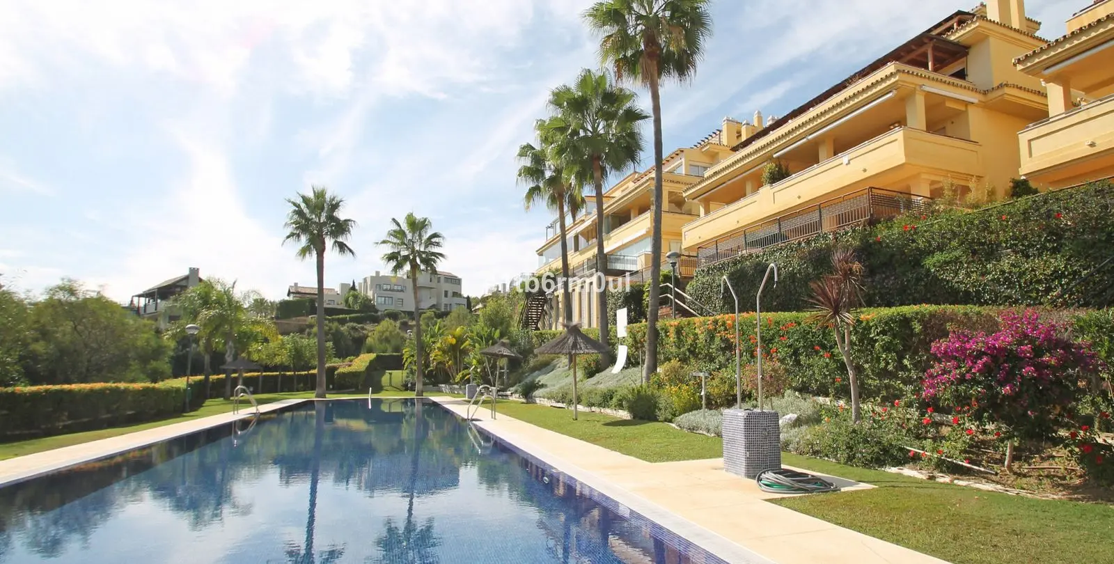 Venta de apartamento en planta media en The Golden Mile 23