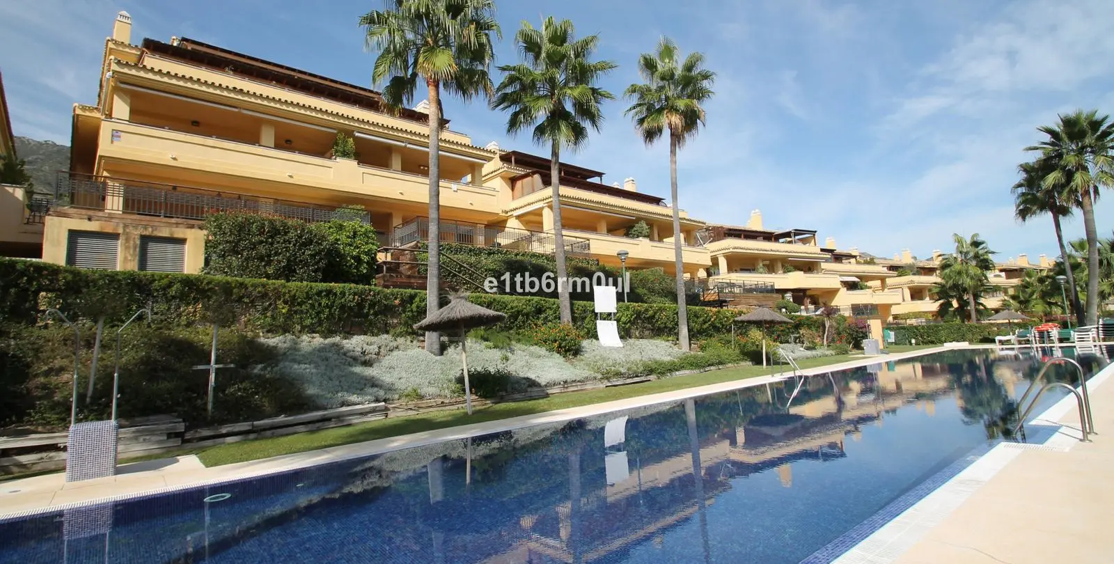 Venta de apartamento en planta media en The Golden Mile 25