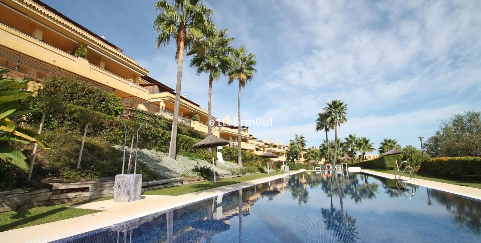 Venta de apartamento en planta media en The Golden Mile 26