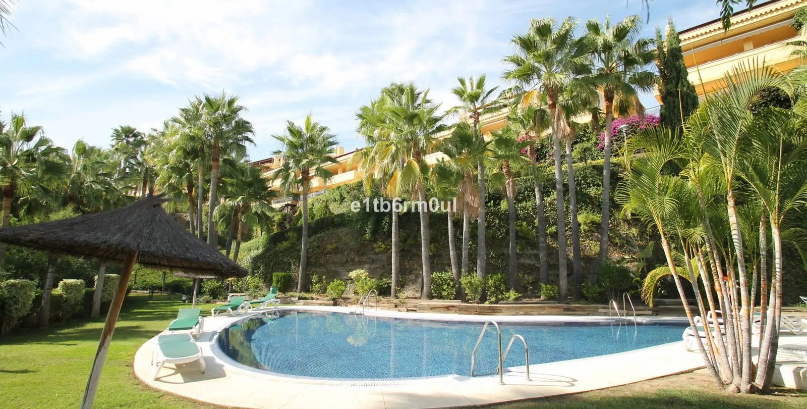 Venta de apartamento en planta media en The Golden Mile 27