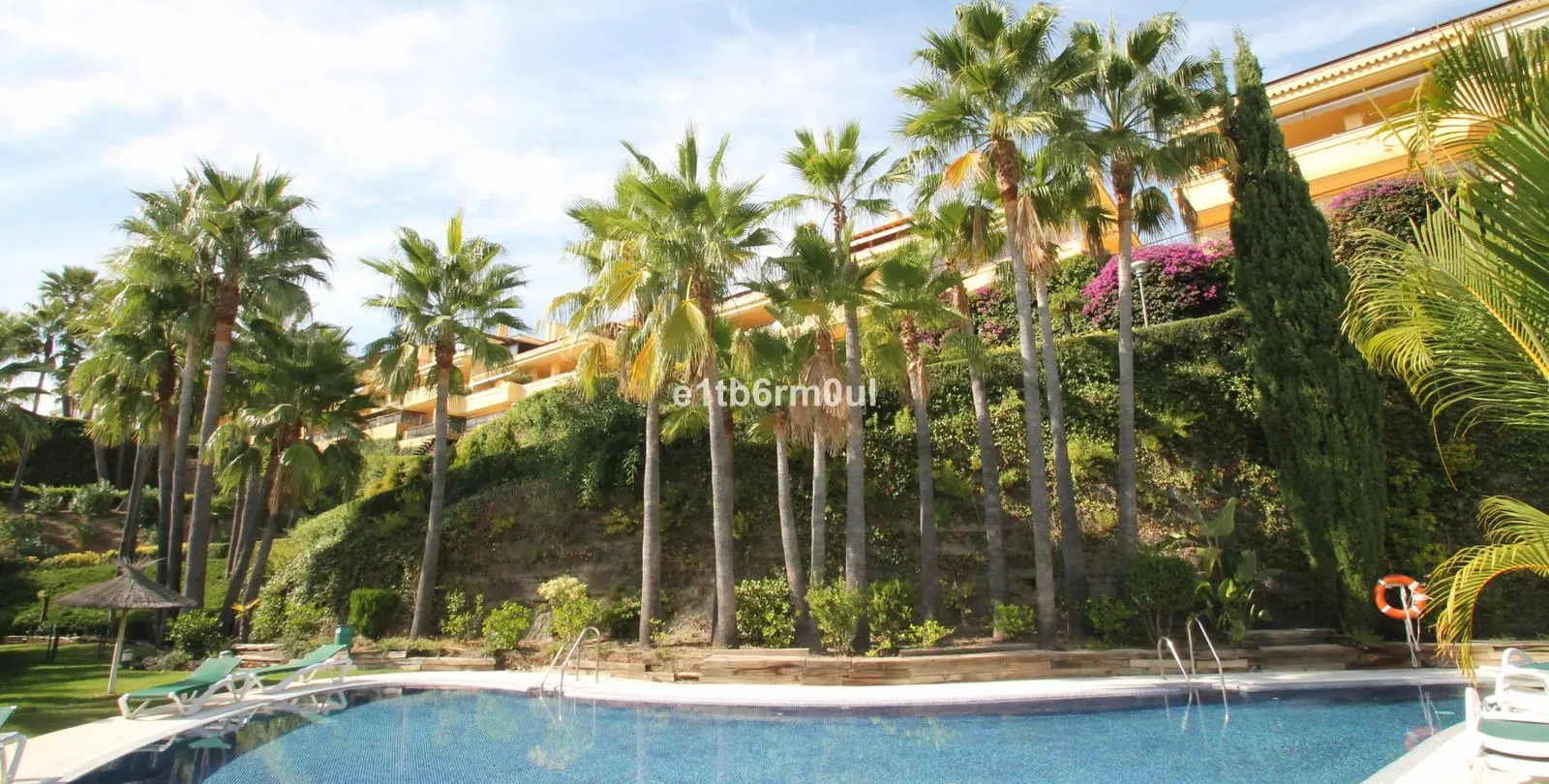 Venta de apartamento en planta media en The Golden Mile 28
