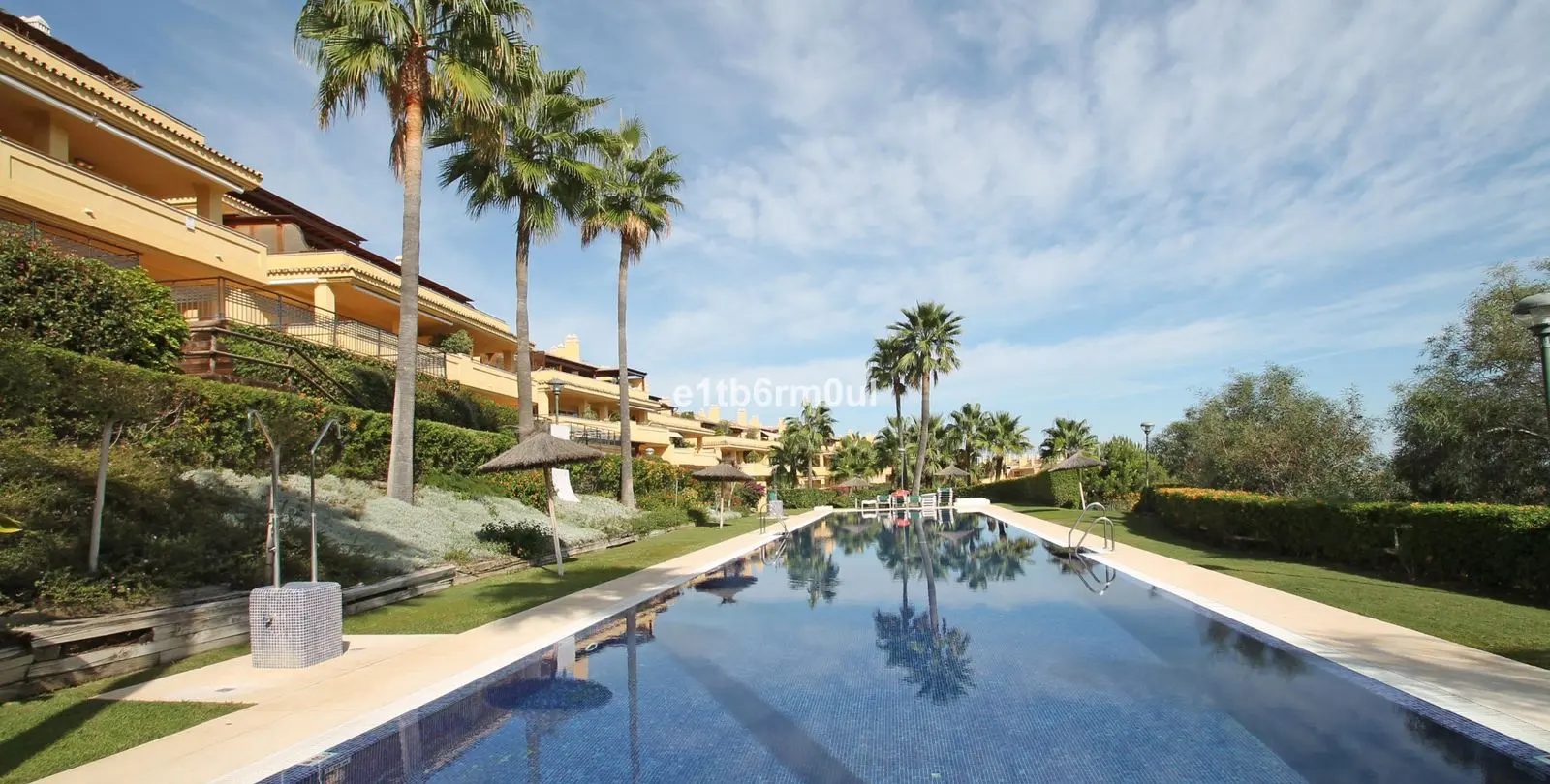 Venta de apartamento en planta media en The Golden Mile 31