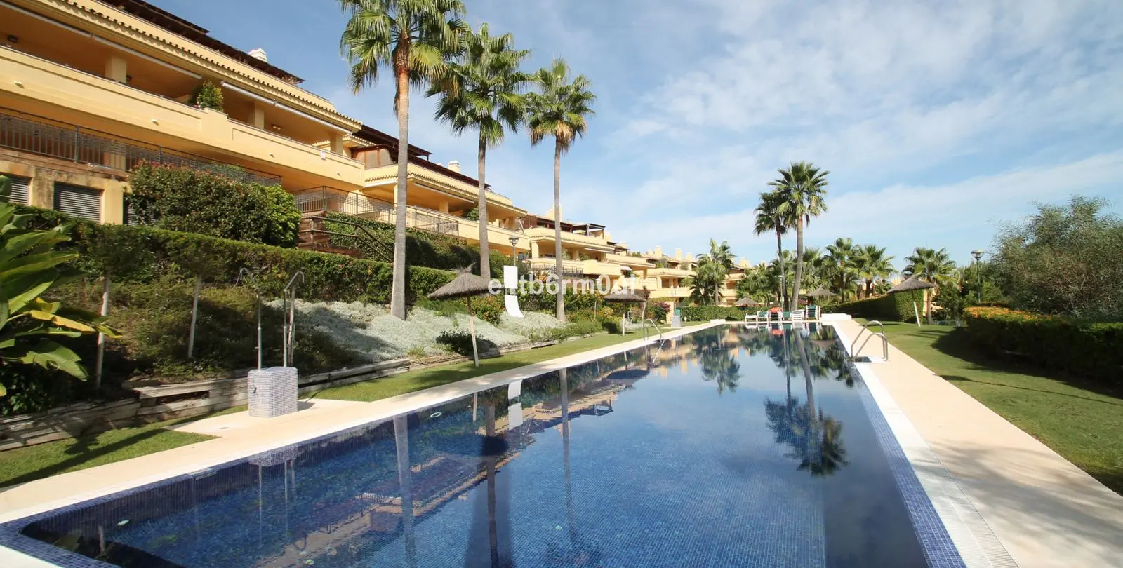 Venta de apartamento en planta media en The Golden Mile 32