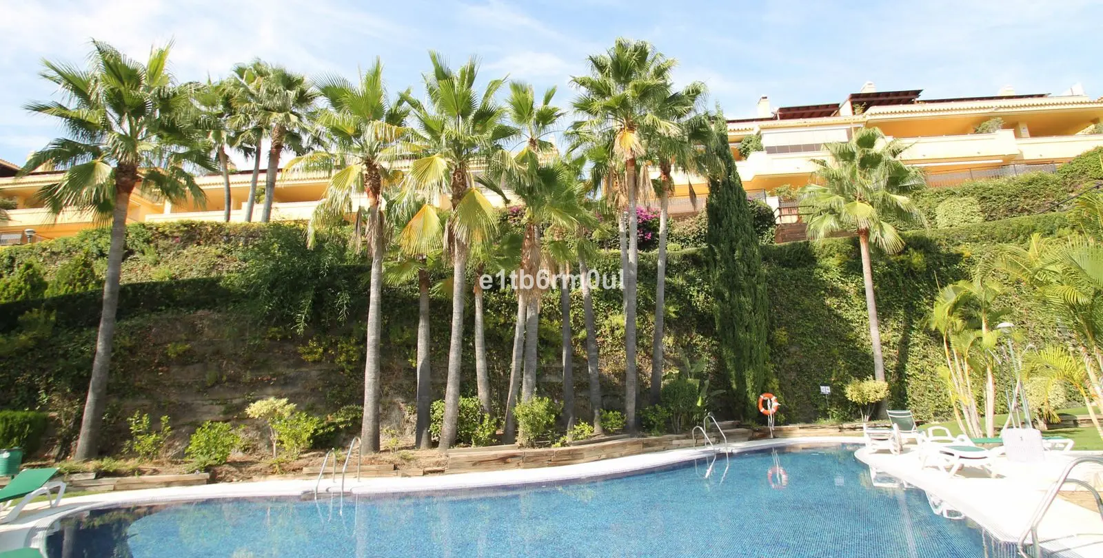 Venta de apartamento en planta media en The Golden Mile 33