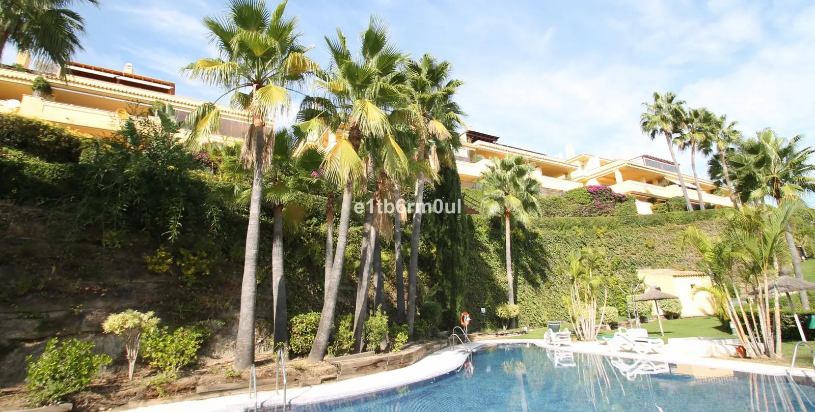 Venta de apartamento en planta media en The Golden Mile 34