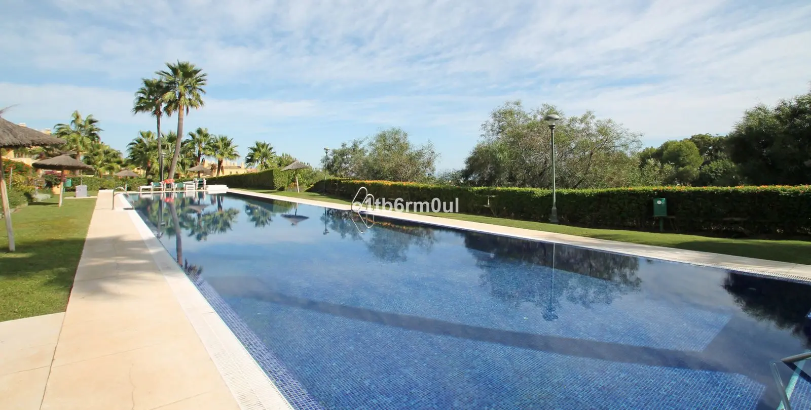 Venta de apartamento en planta media en The Golden Mile 35