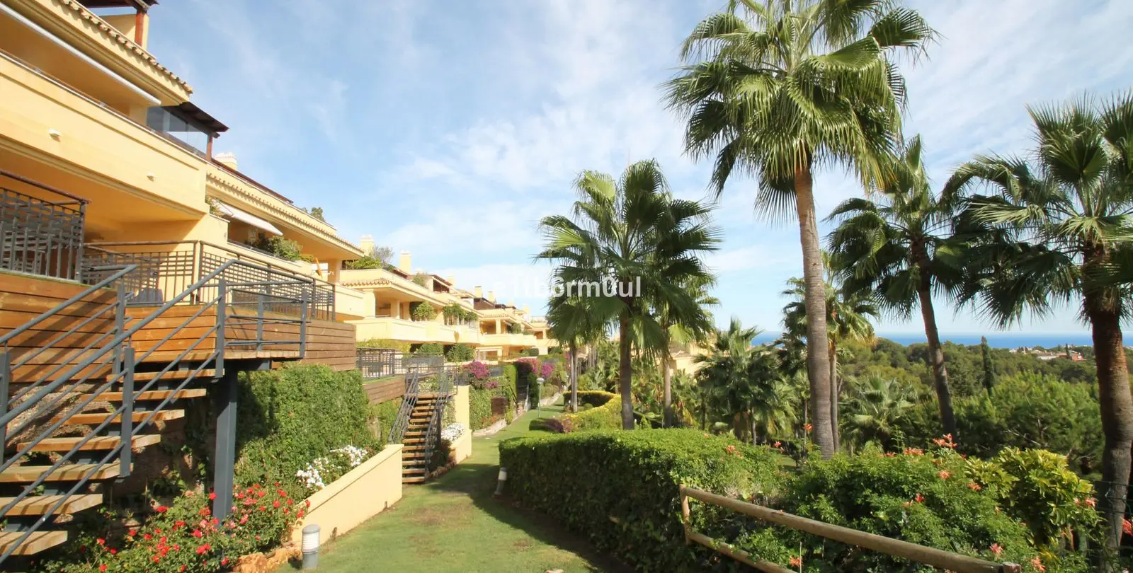 Venta de apartamento en planta media en The Golden Mile 36