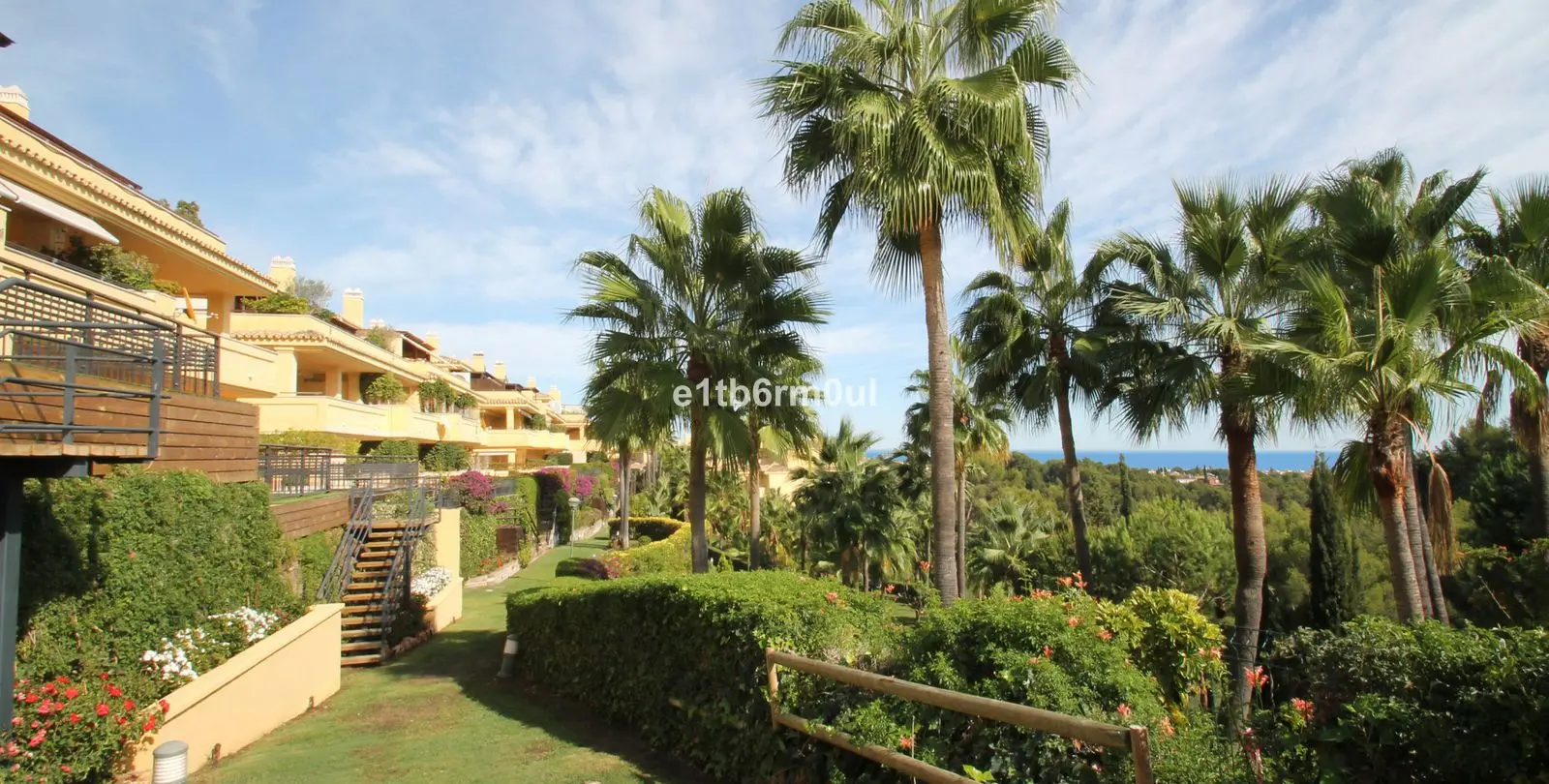 Venta de apartamento en planta media en The Golden Mile 37