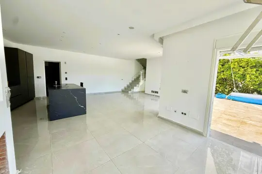 Image 6 thumb