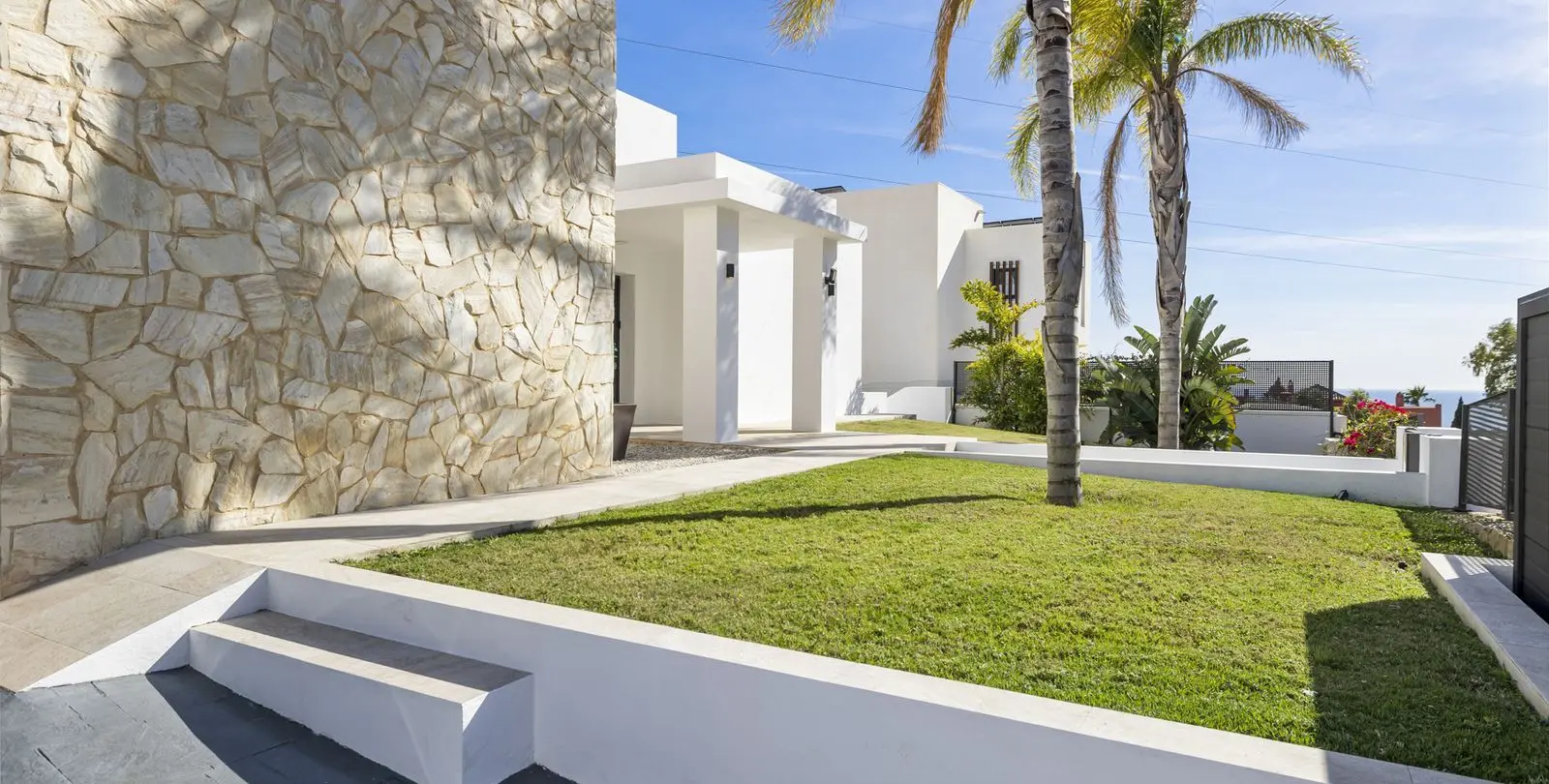 Sale of detached villa in Torremuelle 68