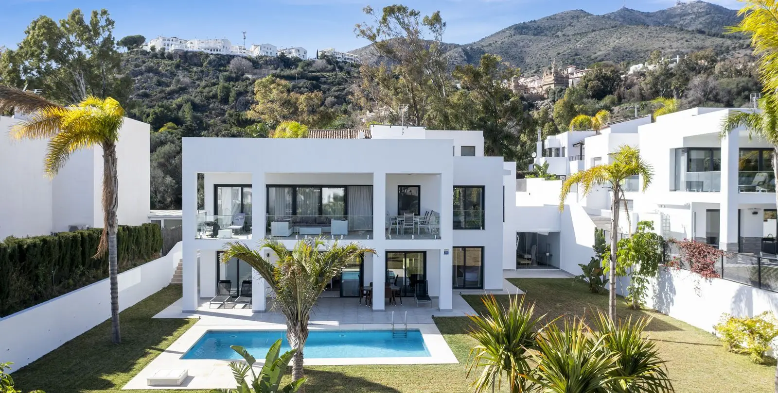 Sale of detached villa in Torremuelle 73