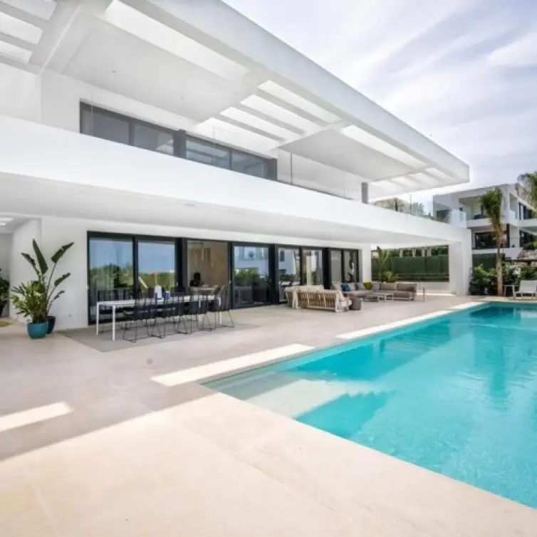 Long-term rent of detached villa in Nueva Andalucía