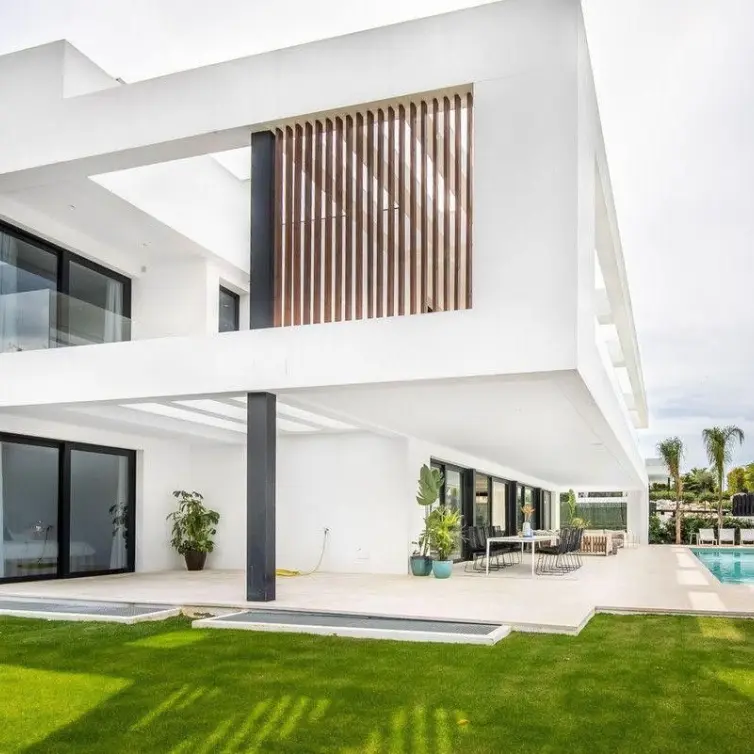 Long-term rent of detached villa in Nueva Andalucía