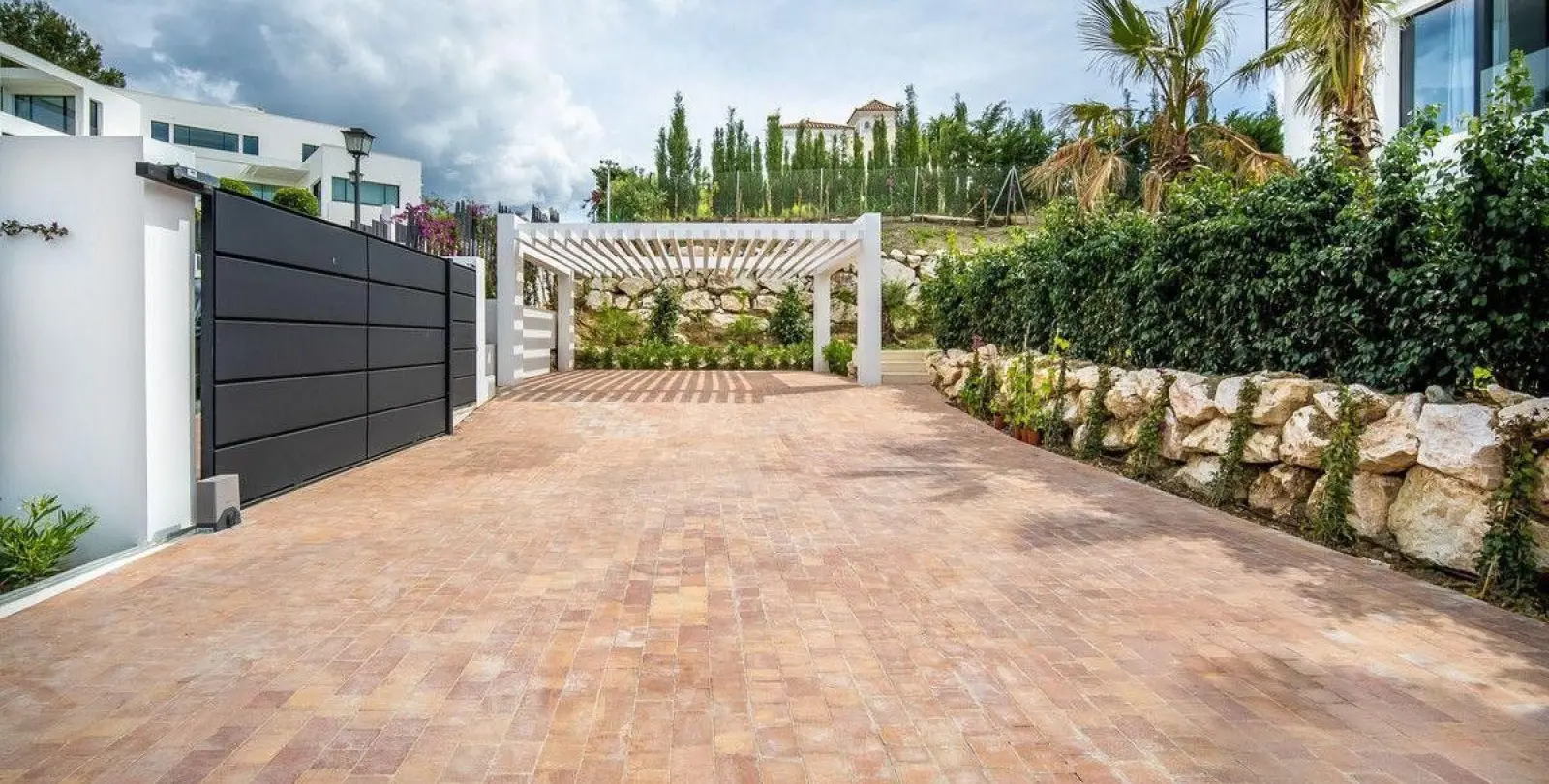 Long-term rent of detached villa in Nueva Andalucía 22