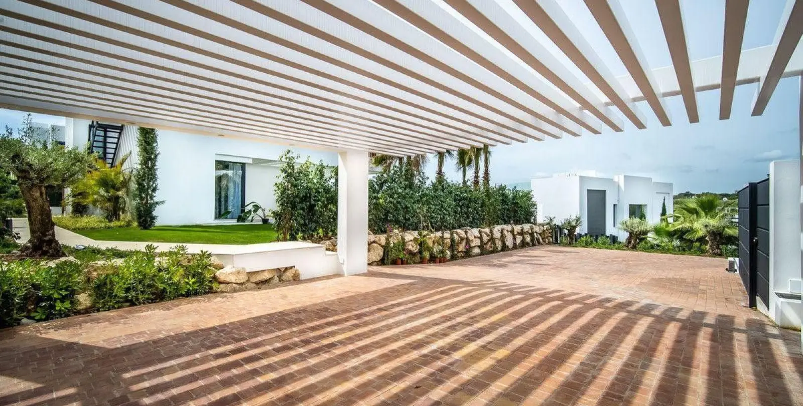 Long-term rent of detached villa in Nueva Andalucía 32