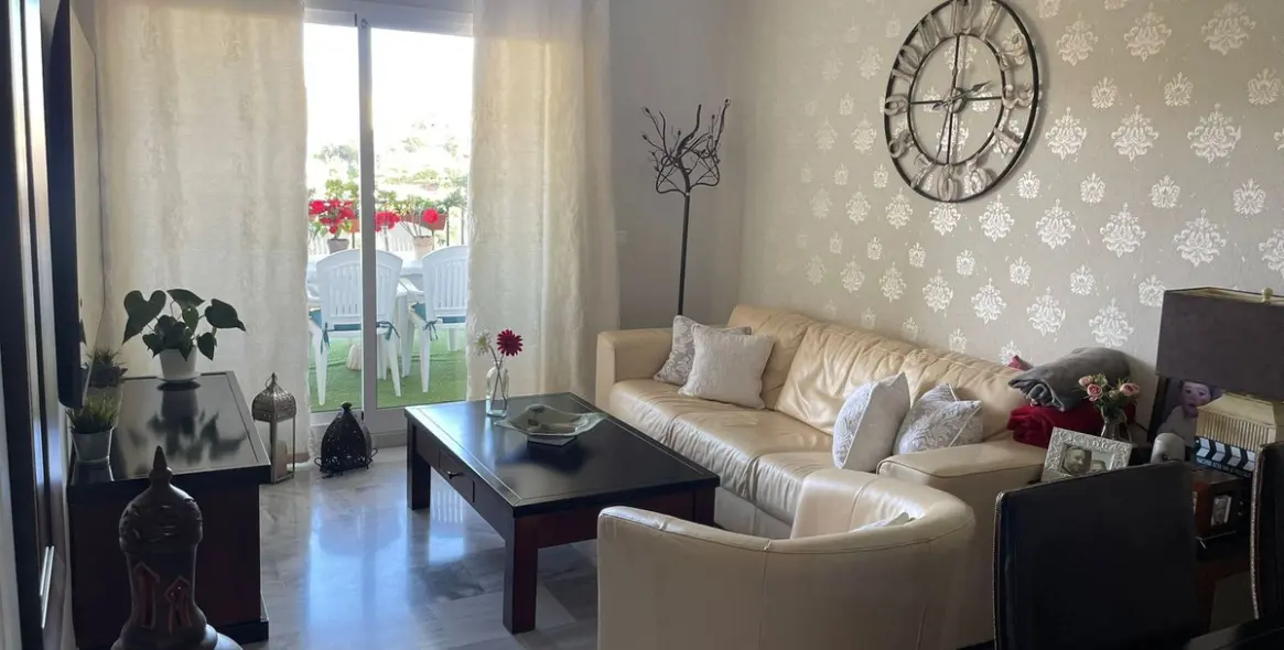 Venta de apartamento en planta media en Miraflores 2