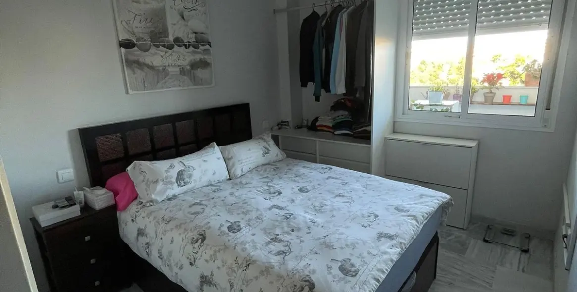 Venta de apartamento en planta media en Miraflores 5