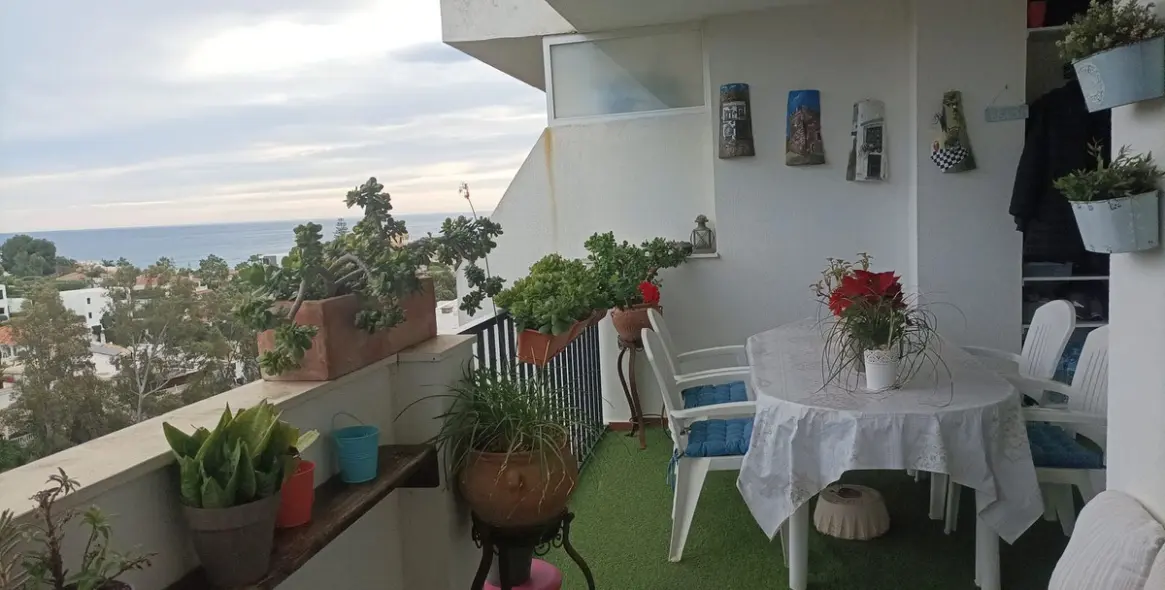 Venta de apartamento en planta media en Miraflores 13