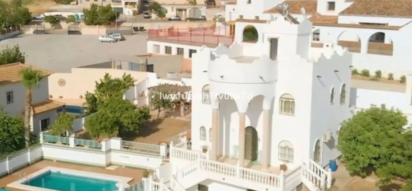 Sale of detached villa in Puerto de la Torre 0