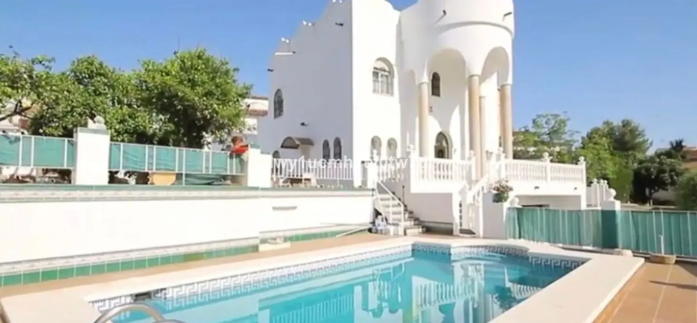 Sale of detached villa in Puerto de la Torre 3
