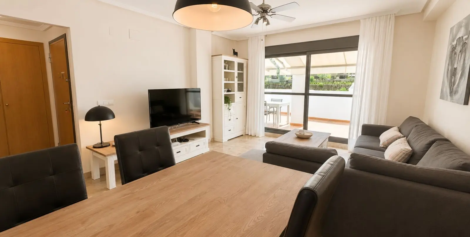 Sale of middle floor apartment in Estepona 1