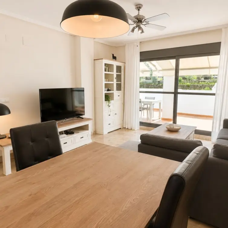 Sale of middle floor apartment in Estepona
