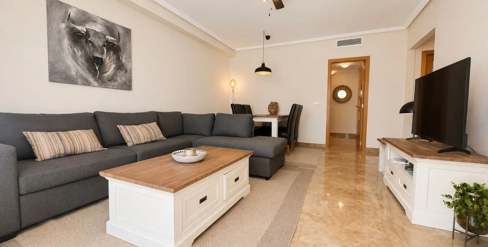 Sale of middle floor apartment in Estepona 2