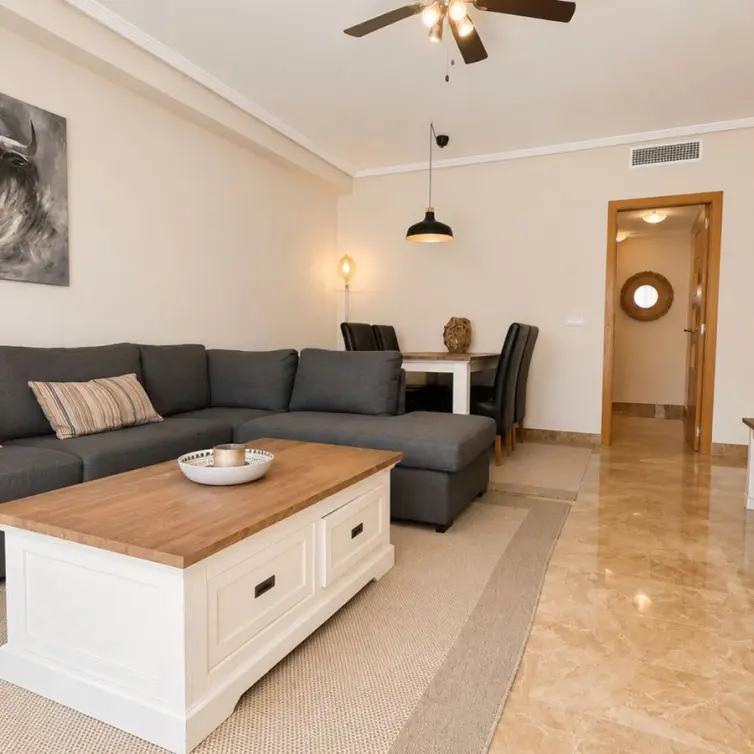 Sale of middle floor apartment in Estepona