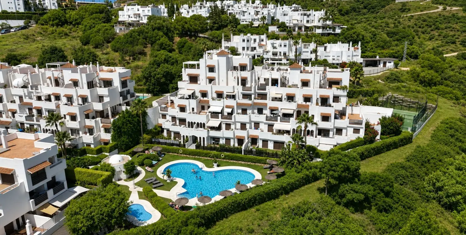 Sale of middle floor apartment in Estepona 3