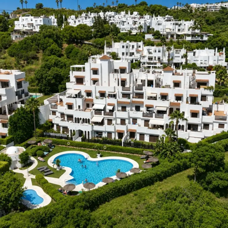 Sale of middle floor apartment in Estepona