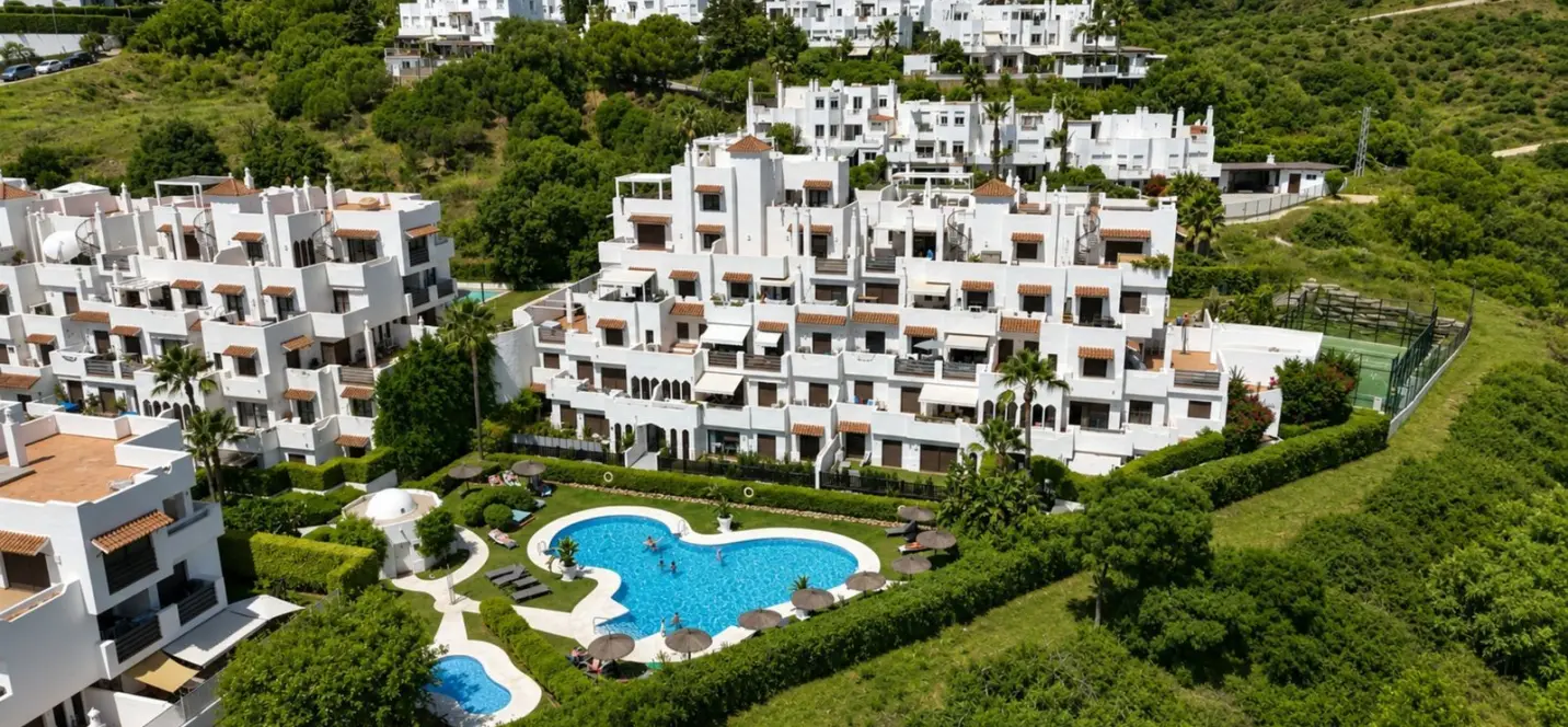 Sale of middle floor apartment in Estepona 2
