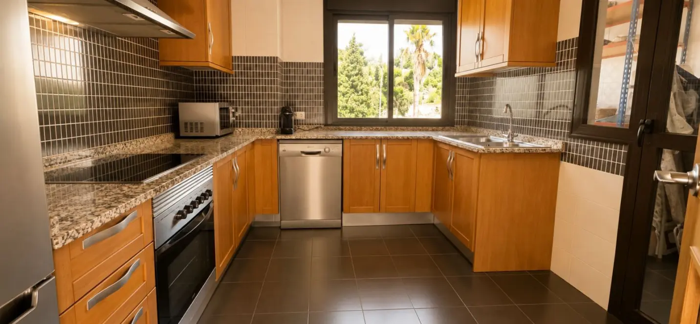 Sale of middle floor apartment in Estepona 3