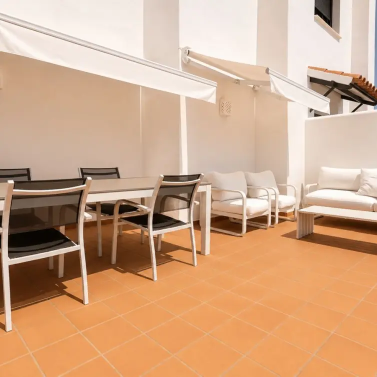 Sale of middle floor apartment in Estepona