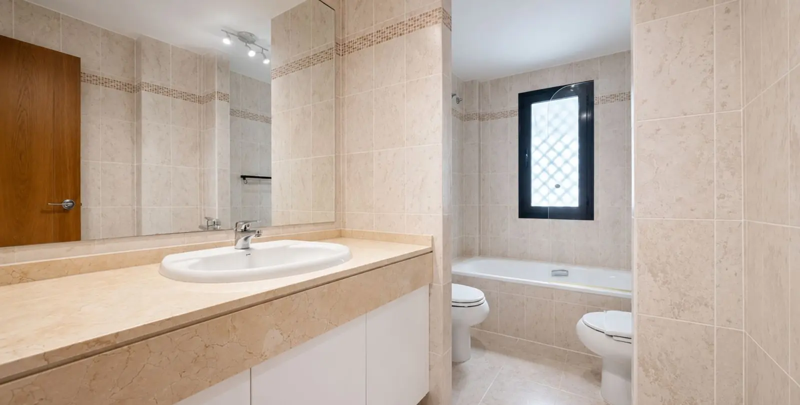 Sale of middle floor apartment in Estepona 14
