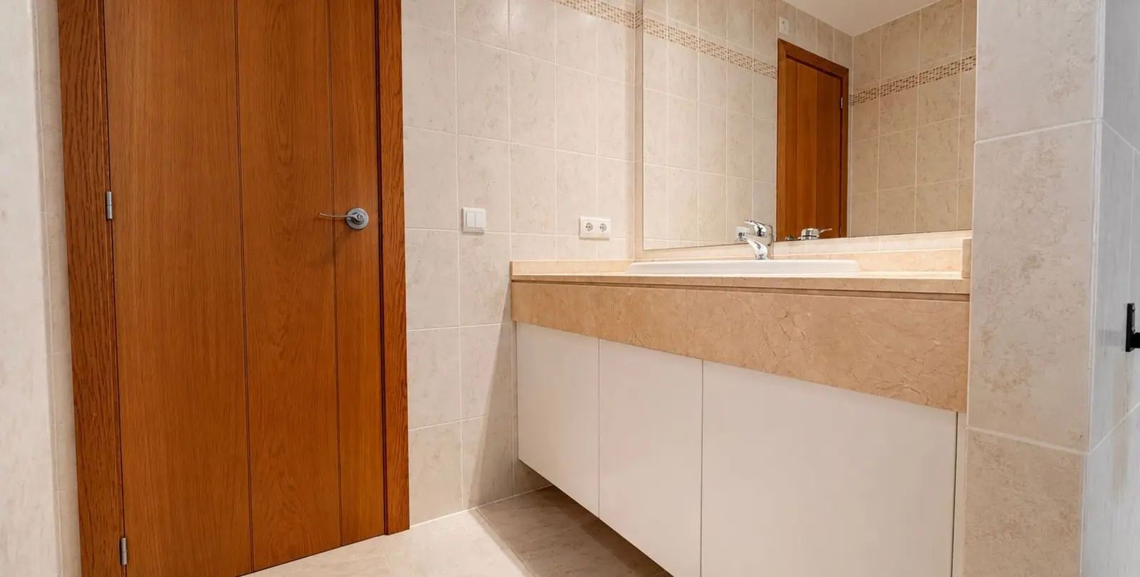 Sale of middle floor apartment in Estepona 15