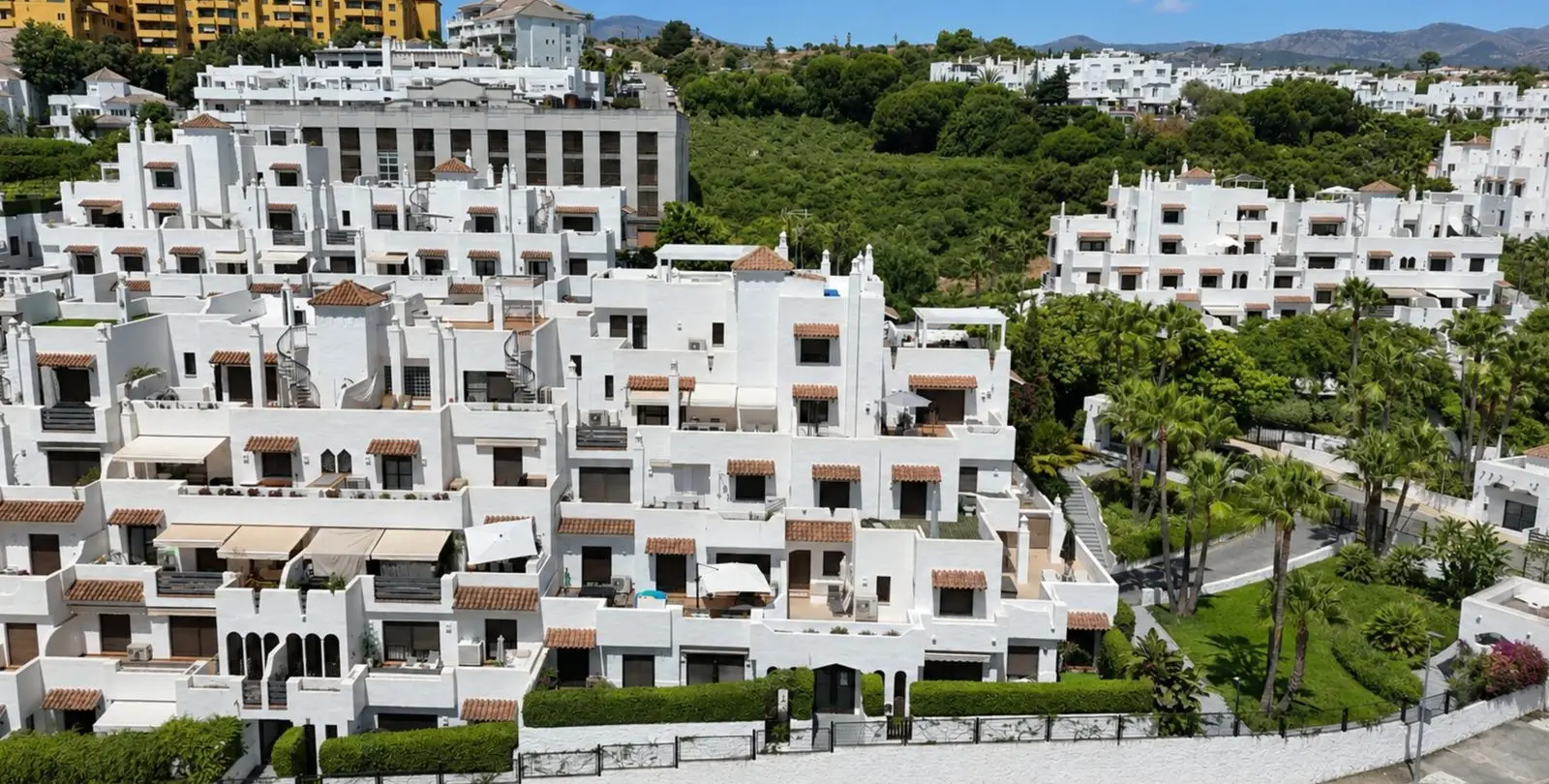 Sale of middle floor apartment in Estepona 18