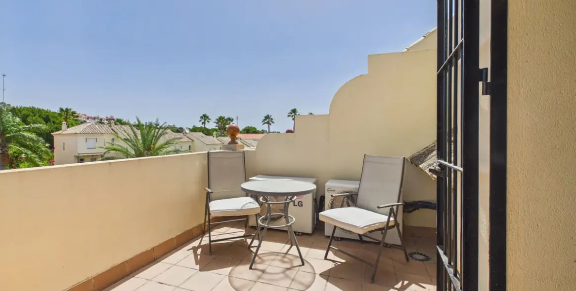 Sale of townhouse in La Duquesa 29