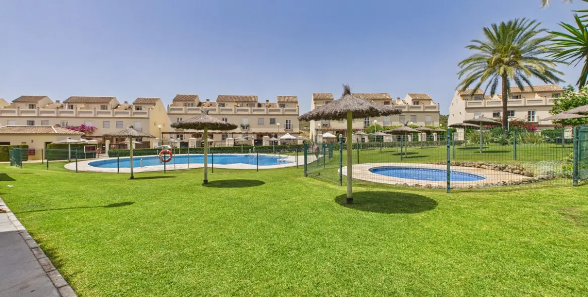 Sale of townhouse in La Duquesa 34