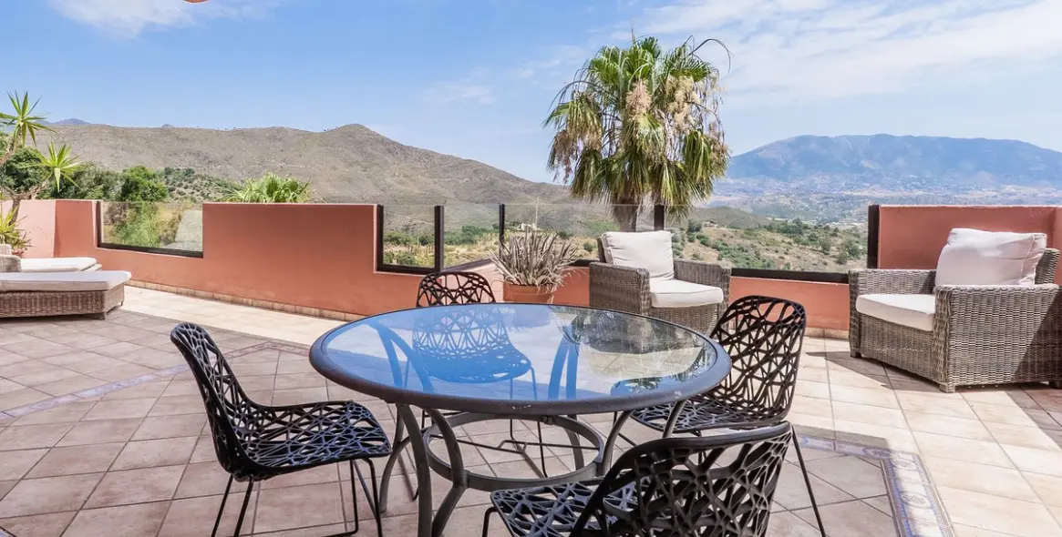 Sale of middle floor apartment in La Mairena 5