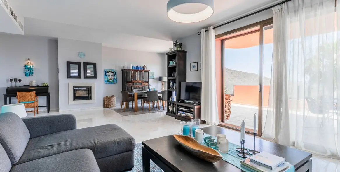 Sale of middle floor apartment in La Mairena 7