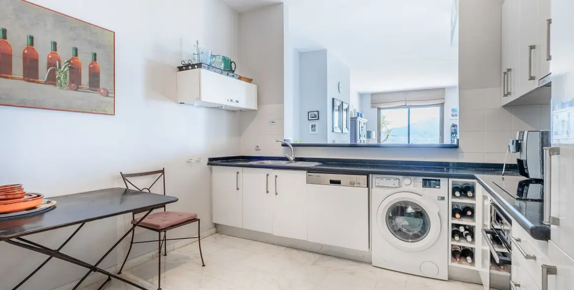 Sale of middle floor apartment in La Mairena 9