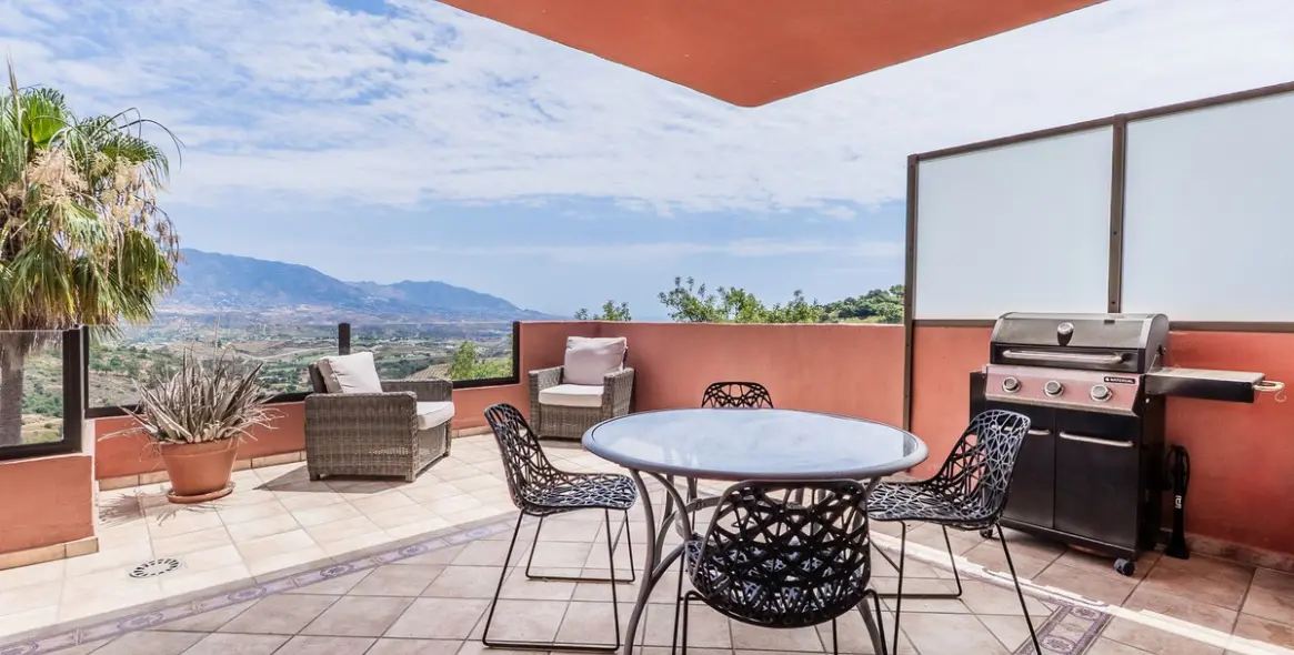 Sale of middle floor apartment in La Mairena 10