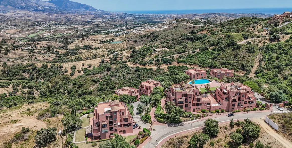 Sale of middle floor apartment in La Mairena 13