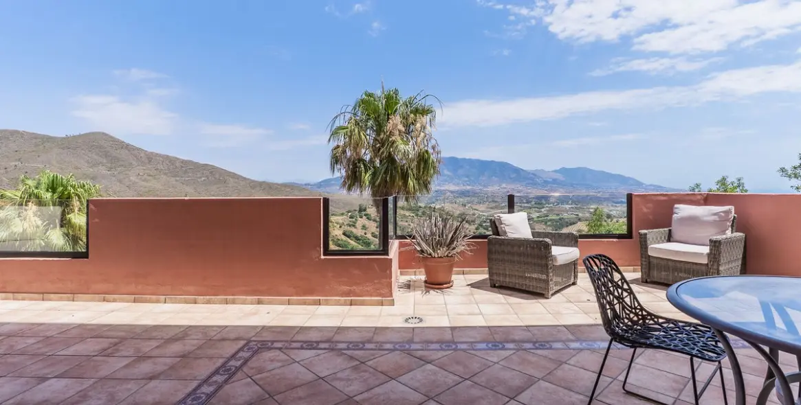 Sale of middle floor apartment in La Mairena 23