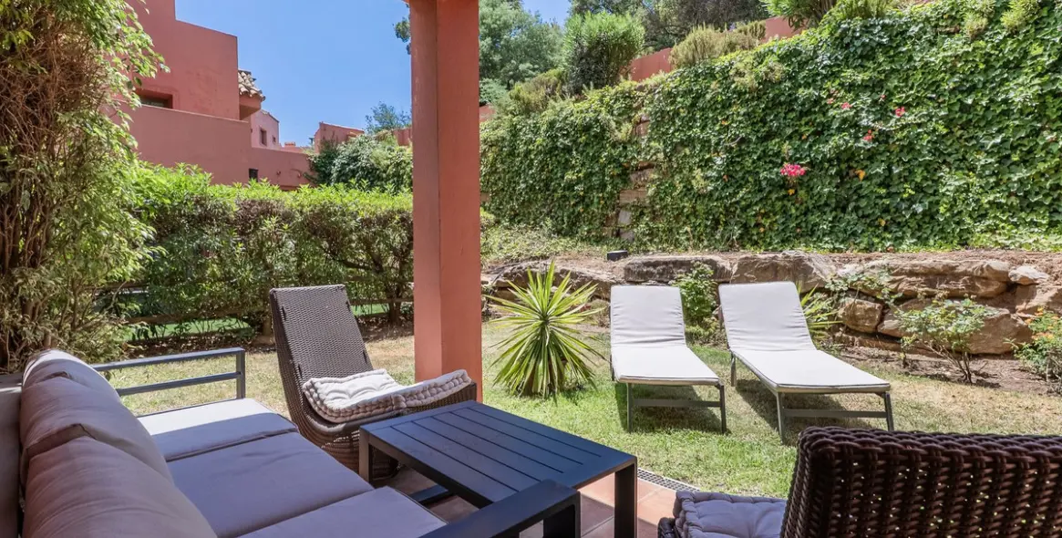 Sale of middle floor apartment in La Mairena 32
