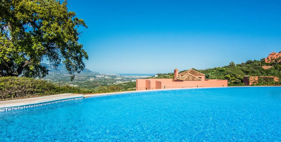 Sale of middle floor apartment in La Mairena 36