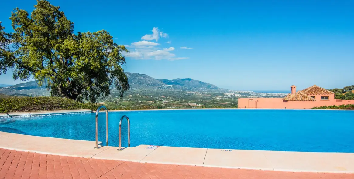 Sale of middle floor apartment in La Mairena 37