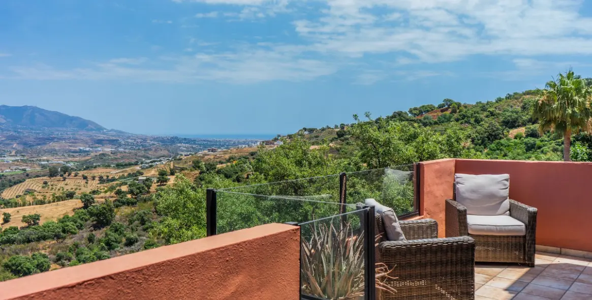 Sale of middle floor apartment in La Mairena 39