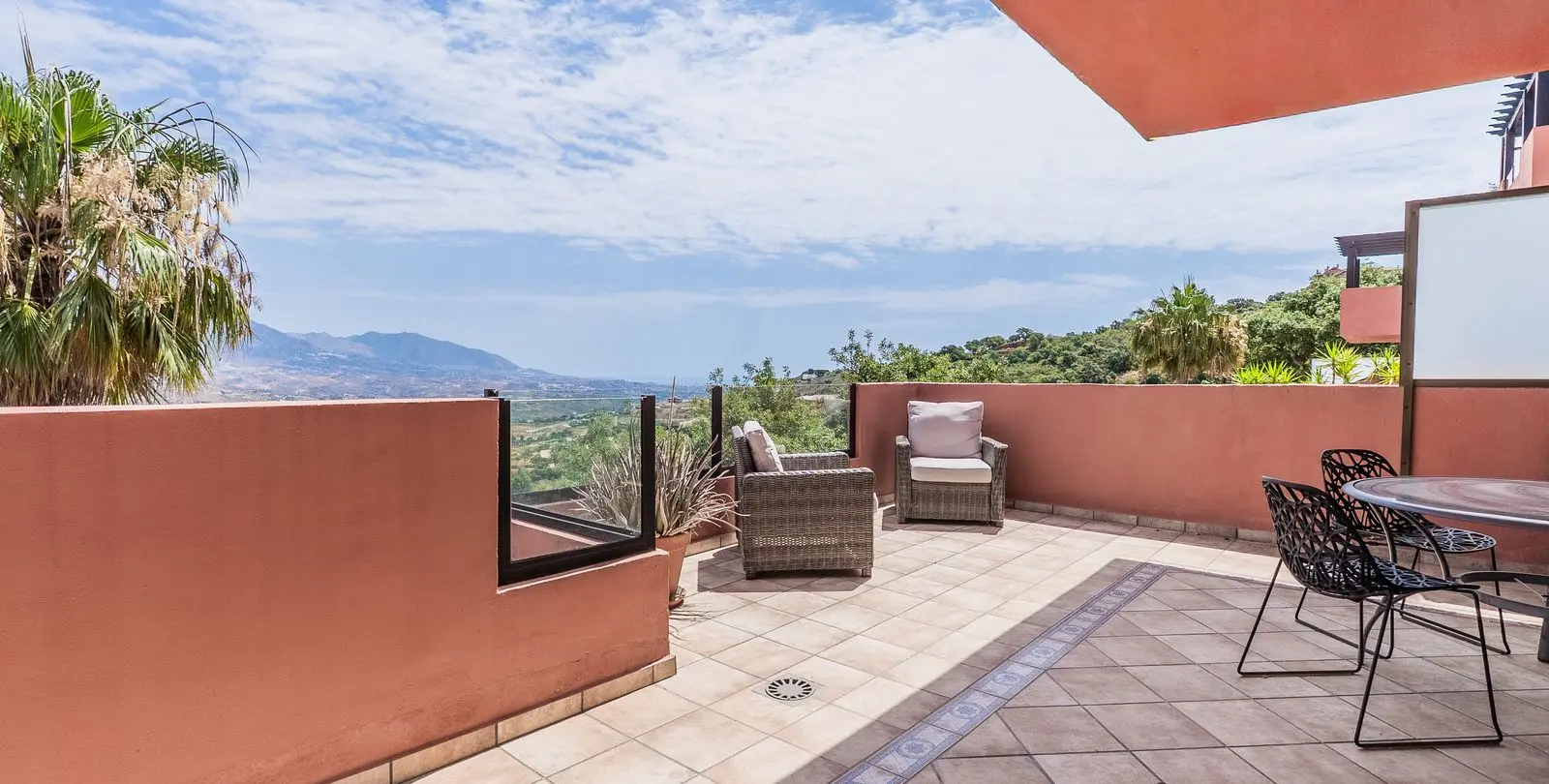 Sale of middle floor apartment in La Mairena 12